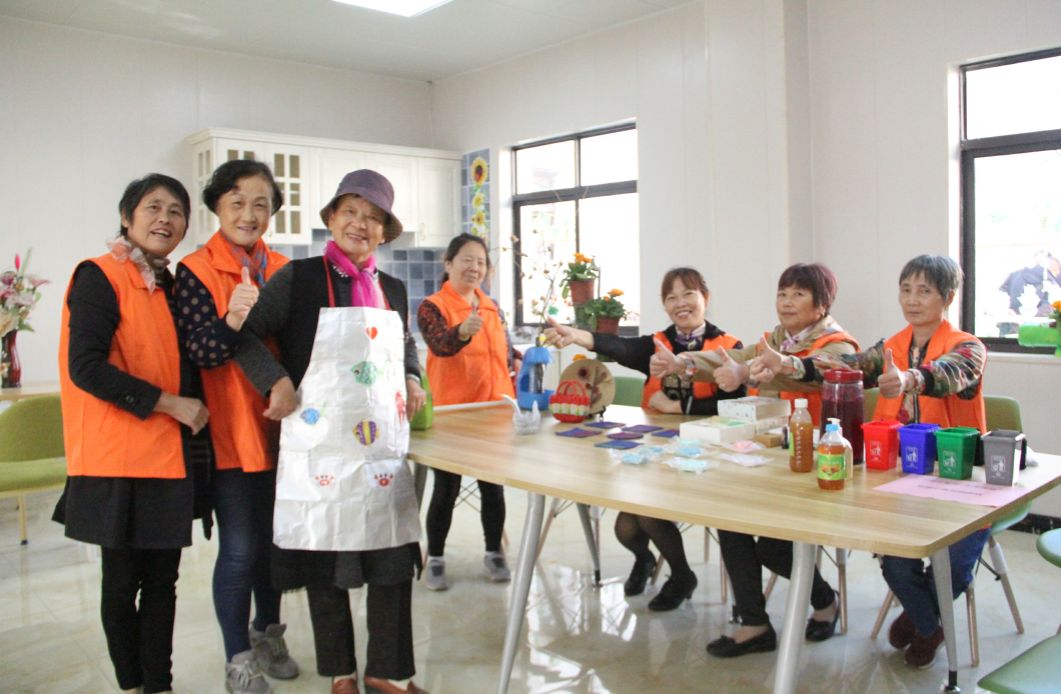 居民动手DIY，打造心中“最美阳台”~