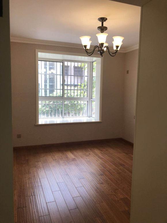 12万硬装三居室，朋友来参观后都说想好看，喜欢我的手工床!