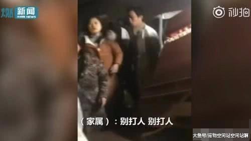 男子開車沖到靈棚，還撞翻了棺材，實在是太沒道德！