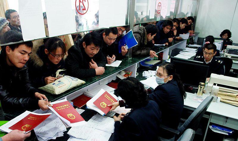 买二手房要交哪些税？100万的二手房需要多少过户费？