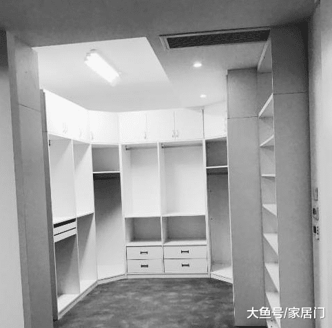 带你看看李雨桐住的豪宅，房屋内大都用大理石，普通人都住不起