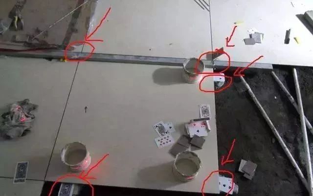 地砖被当作地板铺，还用龙骨找平，泥工师傅你确定这样好吗？