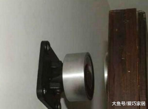 门吸万万不要装在这个地方，费钱又容易坏，后悔知道晚了