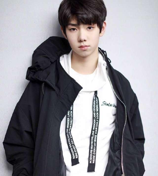 TFBOYS师弟中唯一被开除的成员，从万众瞩目到与粉丝互怼自嘲渣男