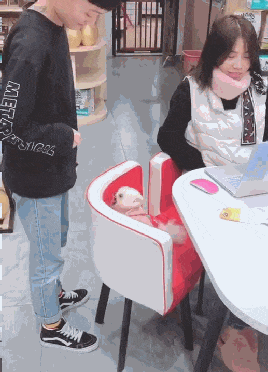 狗当着主人面, 对别人嘶叫, 主人离开后不敢动, 网友: 狗仗人势