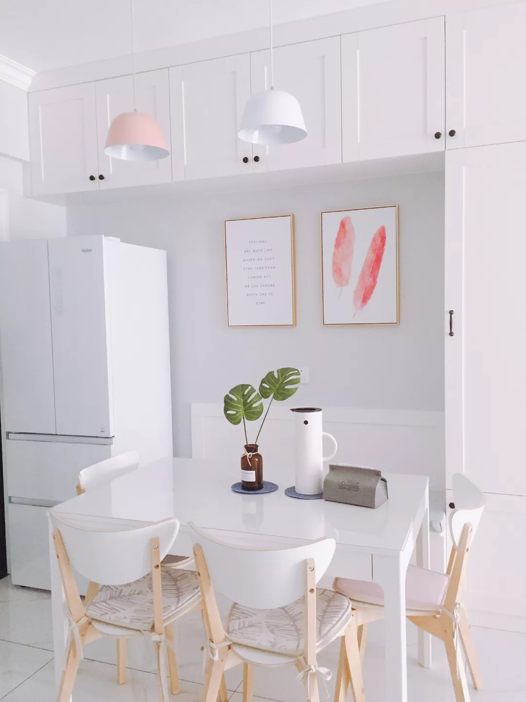 小户型餐厅面积不大，可以做个卡座式设计，实用又美观