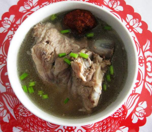 炖骨头汤时，老是熬不出白汤？10人做9人错，难怪汤不白也不鲜