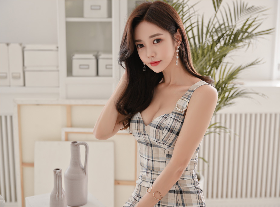 時尚穿搭，吊帶連衣裙美女，身姿優雅曼妙，盡顯性感女人味