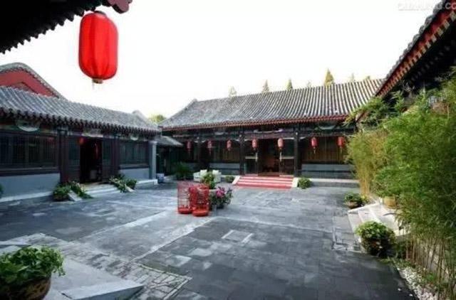 北京二环内不是车水马龙，全是低矮的旧房子，住在这的人不简单！