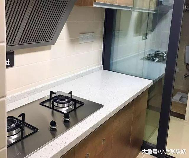 奋斗多年北京购置45平房子，卫生间藏在厨房里，估计你都没见过！