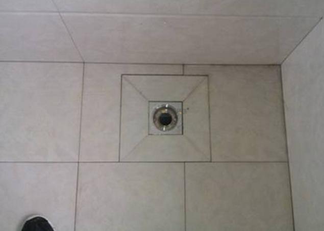 卫生间地面想不要积水，地漏记得要装在这个位置，不少人都搞错了