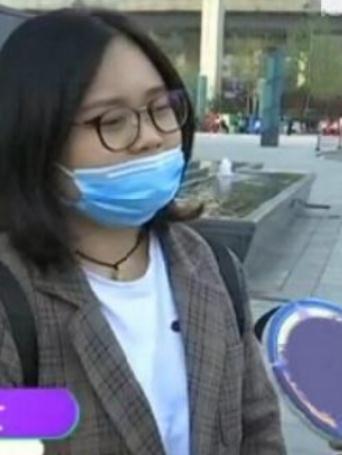 女子电影院看动作片，现场还亲身体验了一回，怒曝光：无一人制止