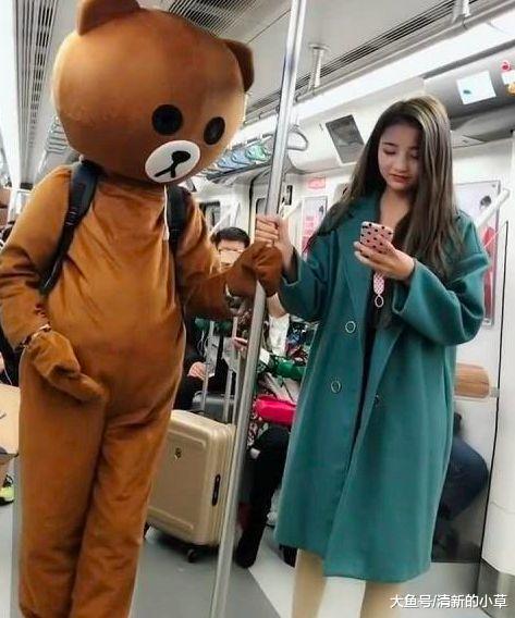 地铁上一只“熊”调戏美女，结果一巴掌拍掉脑袋，网友：有备而来