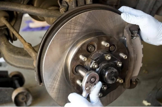 汽车刹车片多久换一次，4S店说5000公里，维修工说记住这个数
