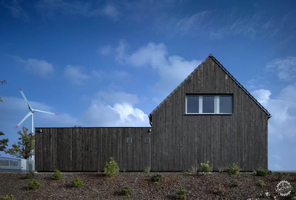 这是一座冬季花园里的山顶小屋