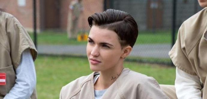 英男子以女性角色生活2年，被抓进女子监狱，结果4名女犯遭到侵犯