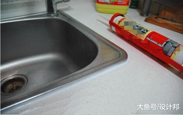水槽边缘的玻璃胶发霉了怎么办? 有了师傅这招, 两下见效!