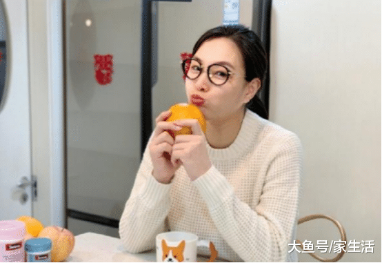 参观吴敏霞退役后的家，阳台面积超大，放着一张躺椅太舒适了