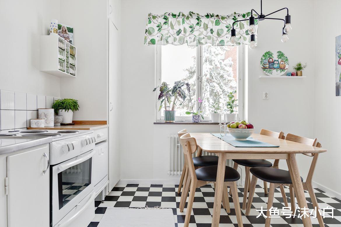 打拼9年，为表孝心买下57平小户型，在卫生间门口装衣柜！晒晒