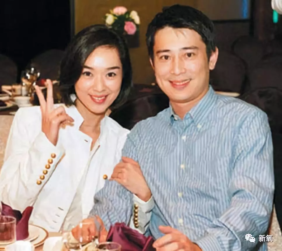 她也玩完了！陪富商裸睡，一连被爆4个男友，原来都是假清纯