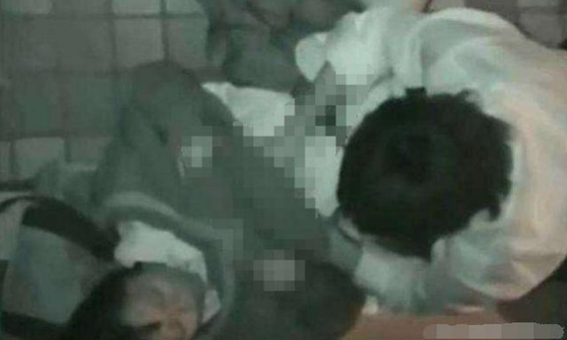 美女深夜醉倒街头，路过男子的行为让人唾弃！