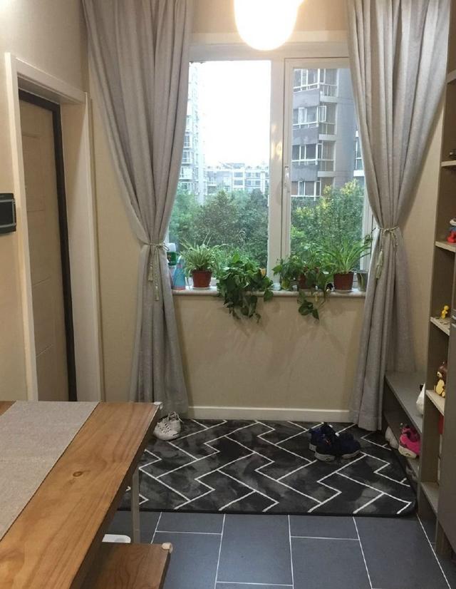 晒晒亲戚刚入住的新房，头次见餐桌放玄关，特喜欢客厅不输人！