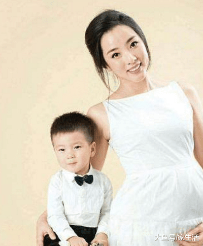 晒晒李思思住的豪宅，家里都是黑檀木家具，一个梳妆台都价值不菲