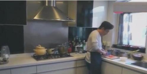 晒晒黄渤现实中的家，厨房也能打理得井井有条，不愧是个好男人