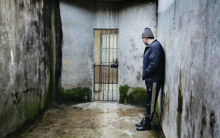 一名英国摄影师跑到法国的监狱，用镜头记录下里面的场景
