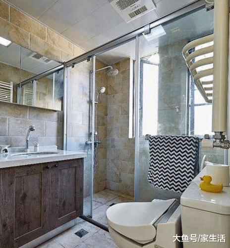 越来越多人卫生间不装淋浴房了，不如这样装，还能省下几千块