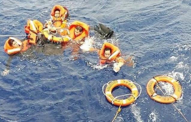 海面突然冒起白烟, 一艘船燃起大火, 美军紧急出动, 2人不幸身亡
