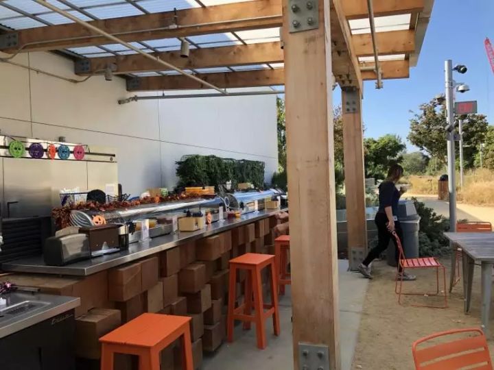 贫穷限制了想象：富豪200亿房产当摆设，贫民窟1440人共用一厕所