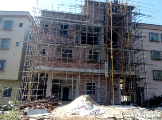 49万自建三层半小洋房, 楼层比邻居高了50公分, 邻居看后非常不开心