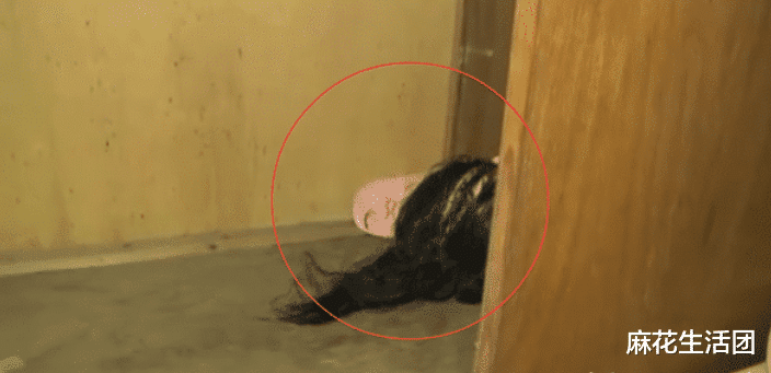 女大学生校外租房，发现上任租客的“尴尬用品”，坦白：看着挺脸红的！