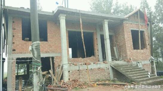 25万自建一层小别墅大胆将地基抬高了1.6米，邻居们敢怒不敢言