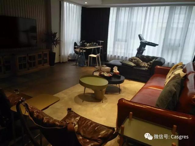 客厅只铺600*1200现代仿古砖，厨房浴室都铺瓷砖，邻居都说太好看