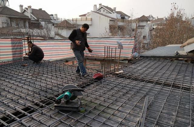 家住底层，混凝土裂缝越来越大！师傅：之前工人偷工减料，少加了这个