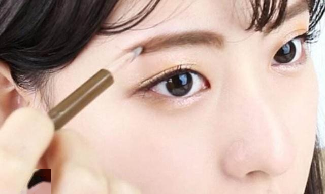 新手搞不懂护肤和化妆顺序？其实顺序很简单，拿起小本本记下来吧