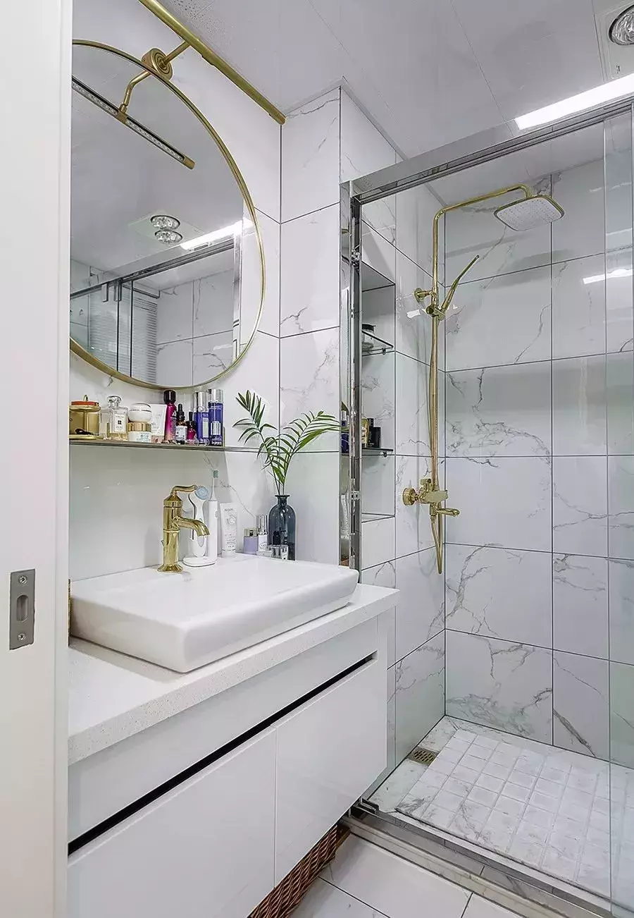 在小戶型衛生間內做個壁龕來輔助收納，還是挺好用的