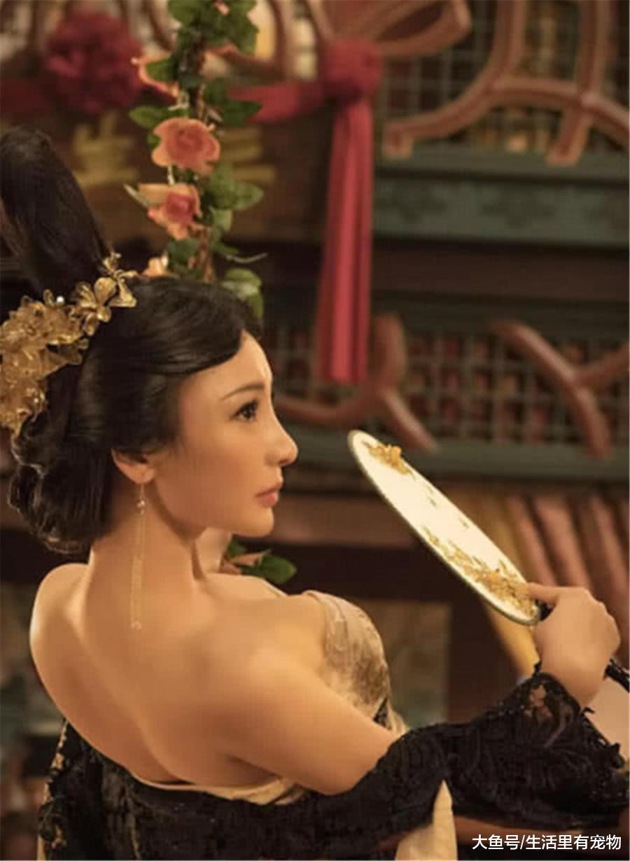 柳巖身材到底有多性感？在秋千上的這一幕，群演的眼睛都直了！