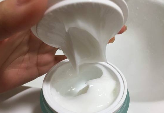 102岁姥姥告诉我：药店“平价药膏”每天5秒钟，黄褐斑、雀斑都拜拜！