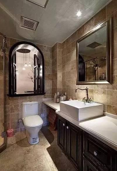 头一次见卫生间瓷砖这么贴，太漂亮了，朋友都抢着来他家上厕所