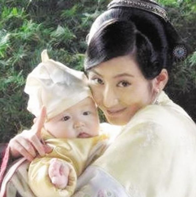 奶妈在喂孩子, 丈夫过去摸了下孩子的头, 奶妈被活活打死