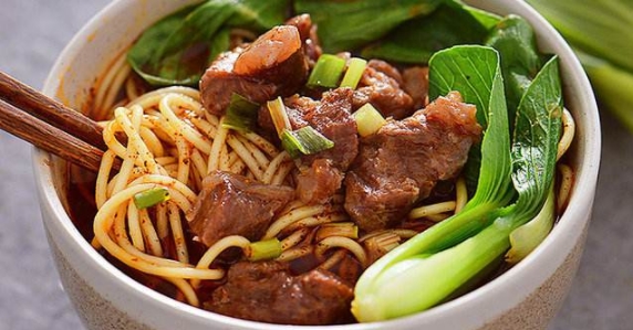 吴京面馆开张，网友大骂“天价食物”，亲尝之后：太直了！