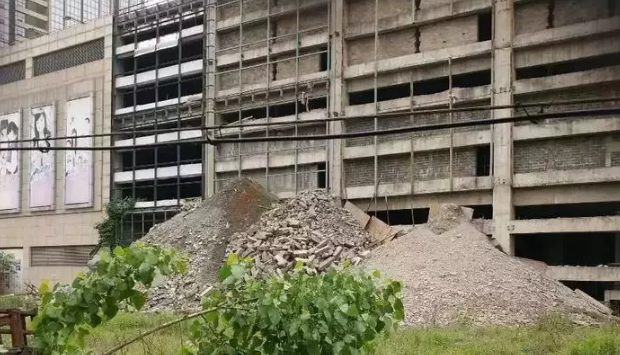 惊呆！烂尾7年，天鹅湖购物中心第三次重新拍卖