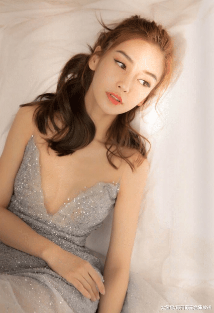 幼儿园漂亮女教师爆红网络，长相神似baby