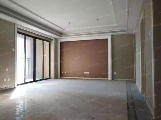 业主猛降60万！金高地铁盘2.2万/平！中介：两年冇见过