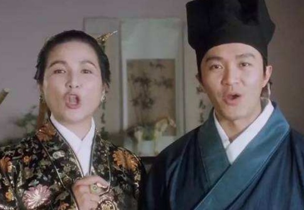 周星驰在香港的地位，华夫人郑佩佩曾透露，其实圈中人都看不起他