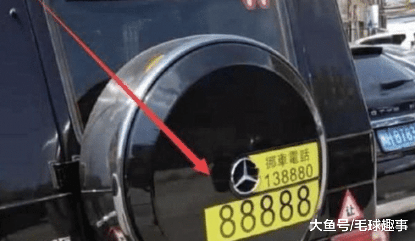 奔驰G63违停，网友却不敢拨通挪车电话，网友：真的惹不起！