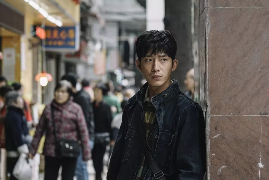 风中有朵雨做的云，那是裹挟在时代狂流里，无处安放的命运